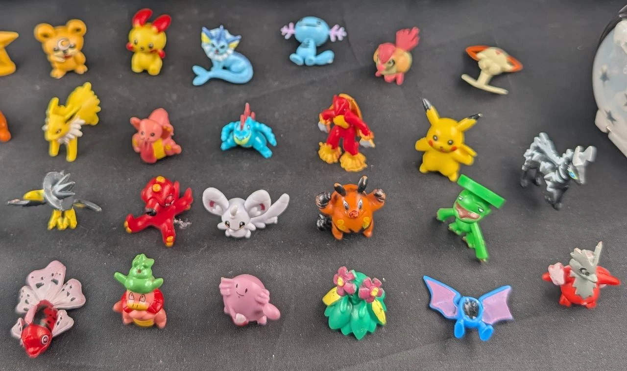 Pokéball And Pokémon Lot – photo 3